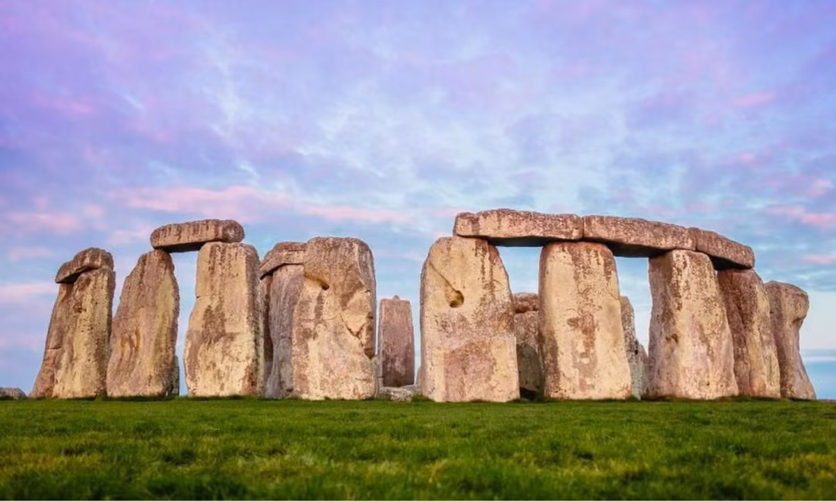 Họ khám phá ra rằng các tảng đá đã tạo nên âm thanh của kim loại và của gỗ tại các nốt nhạc khác nhau. Những tảng đá này được gọi là "đàn đá" hay "thạch cầm".