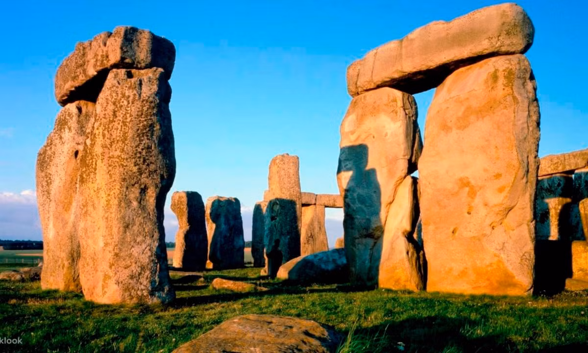 Theo một nghiên cứu, Stonehenge ban đầu được xây dựng thành một nghĩa trang dành cho tầng lớp quý tộc. Vào hơn 1 thế kỷ trước, giới chuyên gia đã phát hiện mảnh xương người đầu tiên. Tuy nhiên, vào thời điểm đó, họ cho rằng những mảnh xương đó không quan trọng và chôn cất chúng lại.