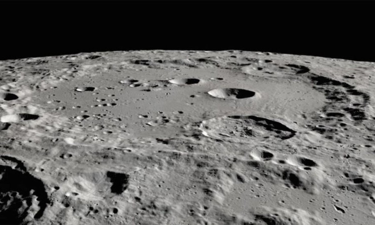 2. Nơi “xuất thân” của Mặt trăng: sự hình thành của Mặt trăng từng được cho là giống với sự hình thành của các hành tinh khác. Tuy nhiên khi các phi hành gia thuộc sứ mệnh Apollo đem các mẫu bề mặt Mặt trăng về Trái đất và đem đi phân tích, câu chuyện đã khác đi hoàn toàn. (Nguồn: Báo Nhân Dân)