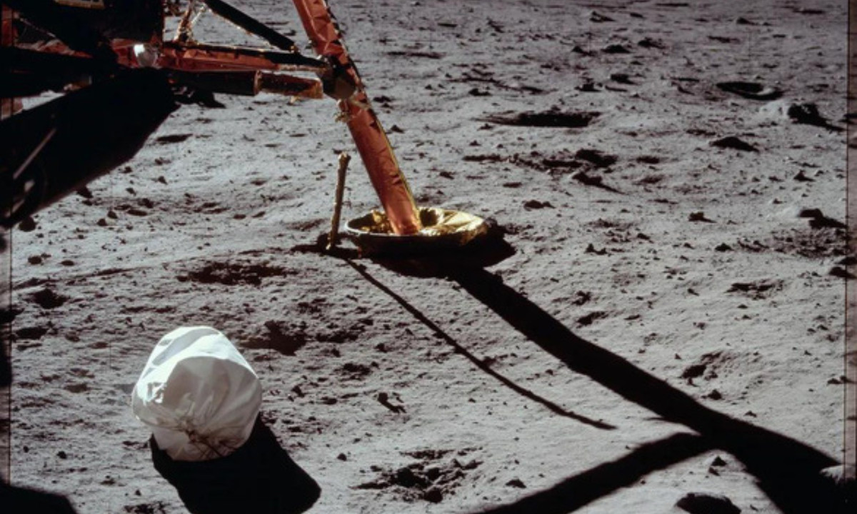 3. Sự sống “tồn tại” trong chất thải người trên Mặt trăng: khi các phi hành gia thực hiện sứ mệnh Apollo hoàn thành nhiệm vụ, để giảm khối lượng cho chuyến bay trở về từ Mặt trăng, họ đã phải vứt bỏ chất thải lại. (Nguồn: NASA)