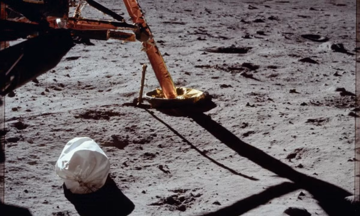 3. Sự sống “tồn tại” trong chất thải người trên Mặt trăng: khi các phi hành gia thực hiện sứ mệnh Apollo hoàn thành nhiệm vụ, để giảm khối lượng cho chuyến bay trở về từ Mặt trăng, họ đã phải vứt bỏ chất thải lại. (Nguồn: NASA)