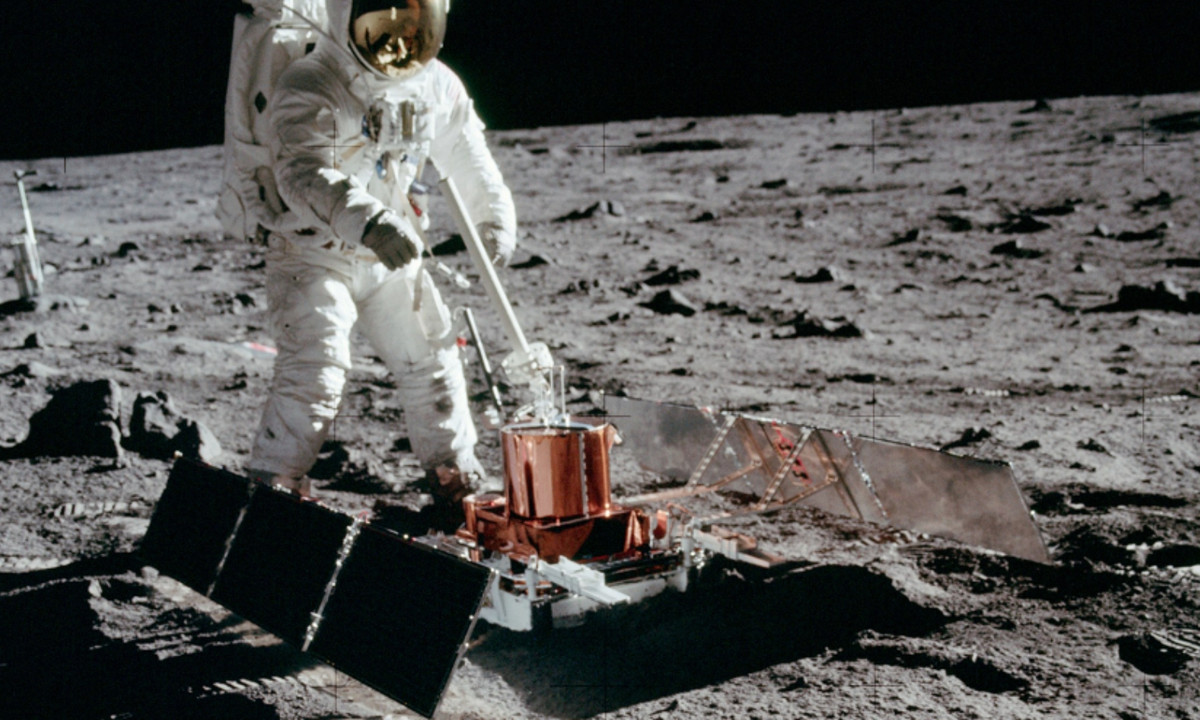 Ông Grant tuyên bố rằng, ngay cả khi bỏ qua lượng oxy bị giữ chặt trong phần đá sâu và cứng, thì lớp đá bề mặt dễ tiếp cận, hay gọi là tầng phong hoá, của Mặt trăng có thể chứa đủ lượng oxy cho 8 tỷ người sống trong 100.000 năm. (Nguồn: Báo Lao Động)