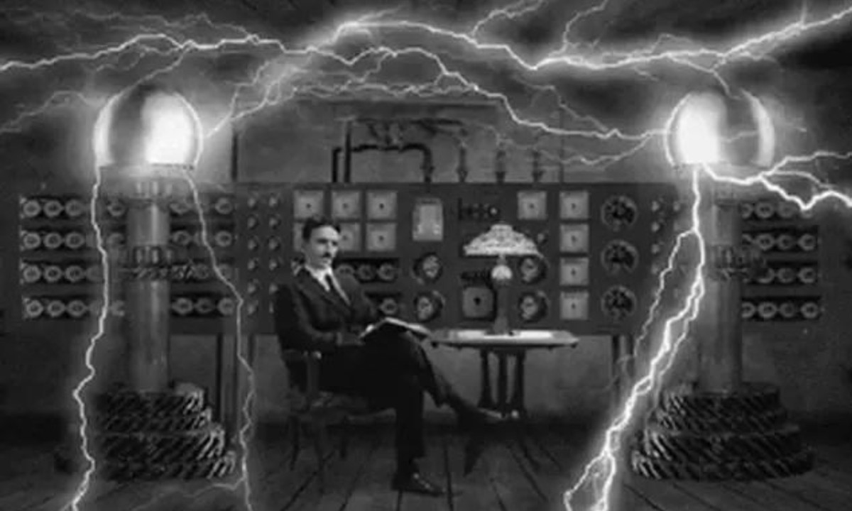 Khi công việc xây dựng bắt đầu, tòa tháp được đặt tên Wardenclyffe. Tesla muốn nó truyền được năng lượng không dây, tin rằng dựa trên các thí nghiệm về radio và vi sóng ông có thể cấp điện cho toàn thể New York - bằng cách đưa hàng triệu vôn qua không khí. Tuy nhiên, Morgan từ chối tài trợ thêm cho Tesla, khiến cho ông phải hủy bỏ dự án vào năm 1906. (Nguồn: GenK)