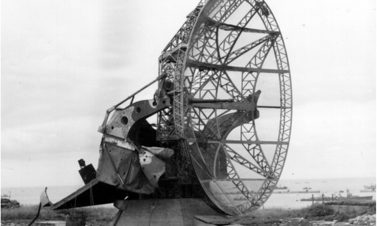 6. Tia tử thần: đầu óc sáng tạo của Tesla cũng tiếp tục đề xuất ra những tầm nhìn mới vào những năm cuối đời. Trong sinh nhật thứ 78 của mình, ông trả lời báo New York Times về việc ông đã hình thành nên phát minh quan trọng nhất, một thứ có thể khiến "đội quân hàng triệu binh lính chết ngay tức khắc". (Nguồn: VnExpress)