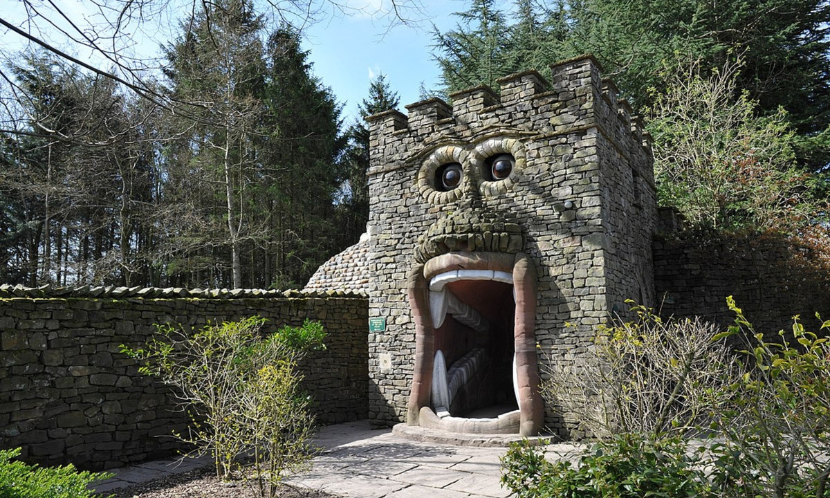 9. Mê cung với phong cách dị lạ - Mê cung Forbidden Corner (Công viên Yorkshire Tupgill, Anh): được xây dựng với thiết kế như một vườn hoa, bên trong có rất nhiều lối đi ngầm và động đá, phong cách rất dị lạ. (Nguồn: Wikipedia)