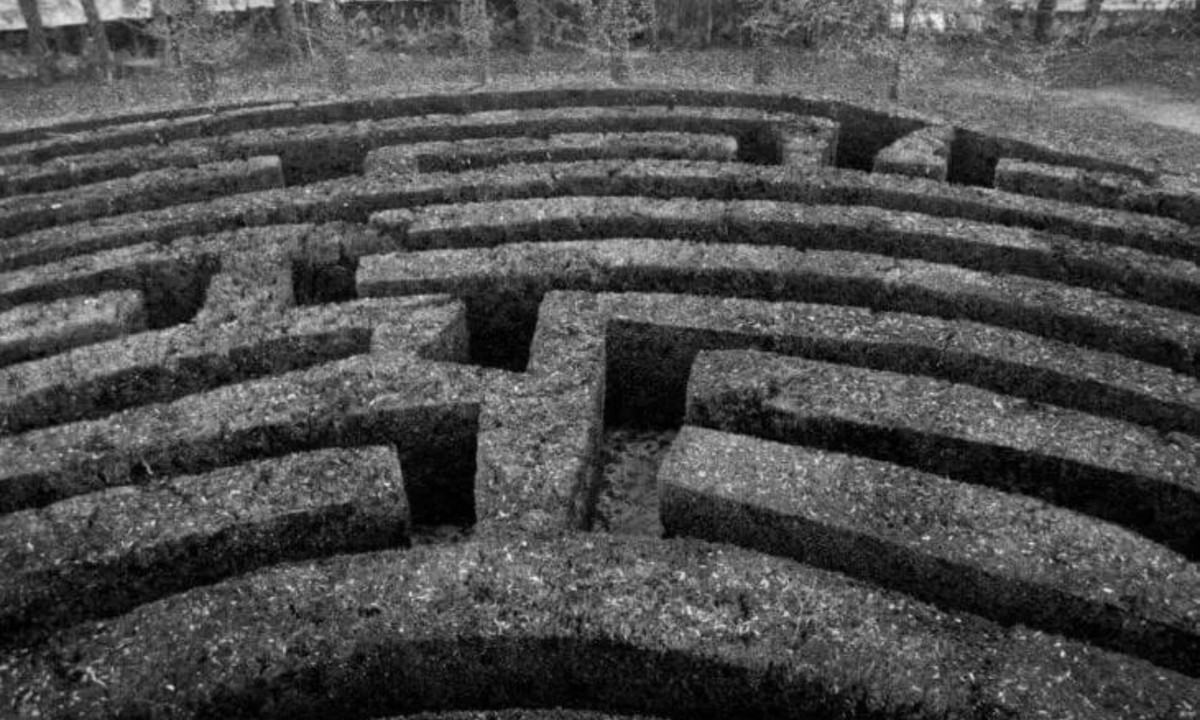 8. Mê cung cổ xưa nhất - Mê cung Minotaur (Công viên Calder, Anh): đây là một trong những mê cung cổ xưa nhất ở Anh. Sau khi vượt qua hết những khó khăn trong mê cung này, bên ngoài còn có thêm một mê cung hoa hồng. (Nguồn: Rental Center Crete)