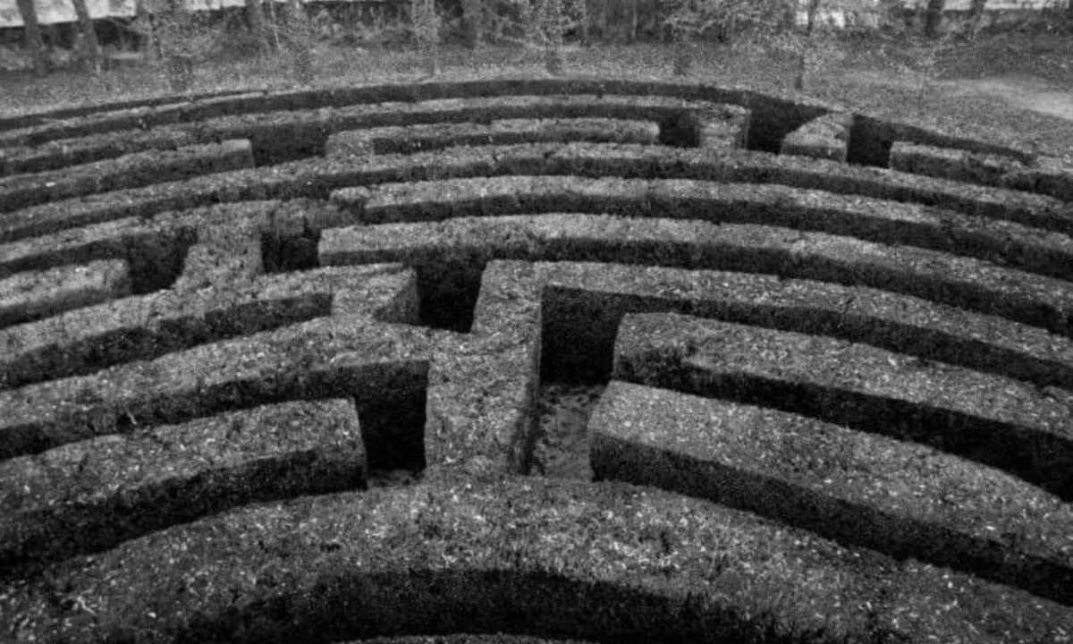 8. Mê cung cổ xưa nhất - Mê cung Minotaur (Công viên Calder, Anh): đây là một trong những mê cung cổ xưa nhất ở Anh. Sau khi vượt qua hết những khó khăn trong mê cung này, bên ngoài còn có thêm một mê cung hoa hồng. (Nguồn: Rental Center Crete)