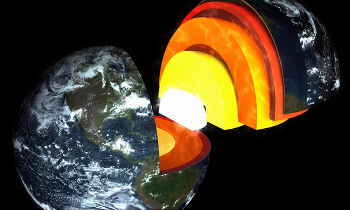 Nhưng các nhà khoa học không chắc chắn thứ hỗn hợp này bao gồm những gì. Các nhà nghiên cứu đã chuyển sang mô phỏng - biên dịch dữ liệu địa chấn và đưa nó vào một chương trình máy tính tiên tiến, được thiết kế để tái tạo tác động của áp suất và nhiệt độ cực cao của lõi đối với một loạt các nguyên tố cốt lõi: chẳng hạn như sắt, hydro, ôxy và carbon.