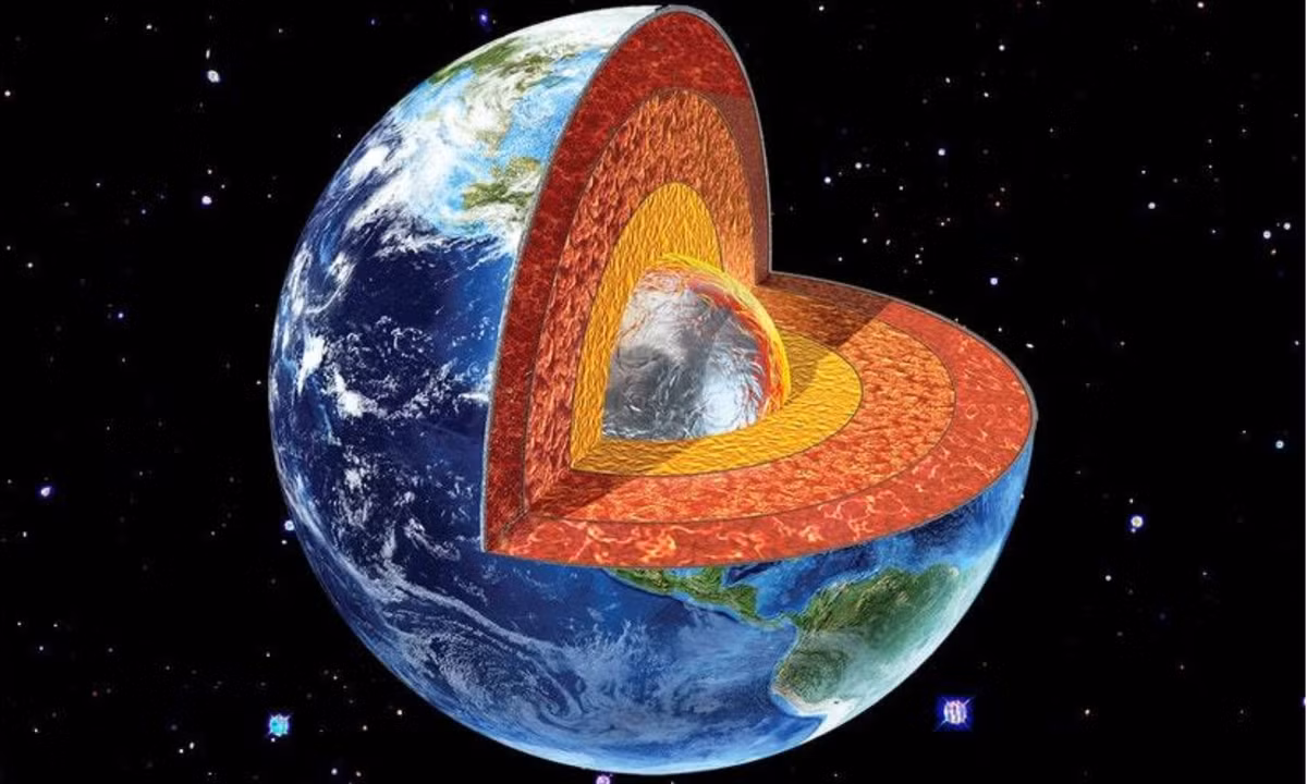 Một nghiên cứu năm 2021 về cách một loại sóng địa chấn được gọi là sóng S di chuyển qua bên trong hành tinh của chúng ta tiết lộ, lõi bên trong của Trái đất không phải là sắt rắn như người ta đã từng tin, mà bao gồm hợp kim sắt của các nguyên tử sắt và các nguyên tố nhẹ hơn, chẳng hạn như ôxy hoặc carbon. 