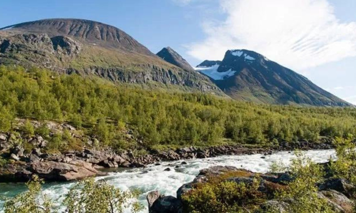 9. Núi Akka (Lapland, Thụy Điển): ngọn núi này nằm trong vườn quốc gia Stora Sjofallet của Thụy Điển, được coi như nơi linh thiêng với người Sami. Tên “Ahkka” mang nghĩa “Quý bà” trong ngôn ngữ Lule Sami, và thường được coi là ám chỉ tới “Nữ hoàng của Lapland”. (Nguồn: bloganchoi.com)