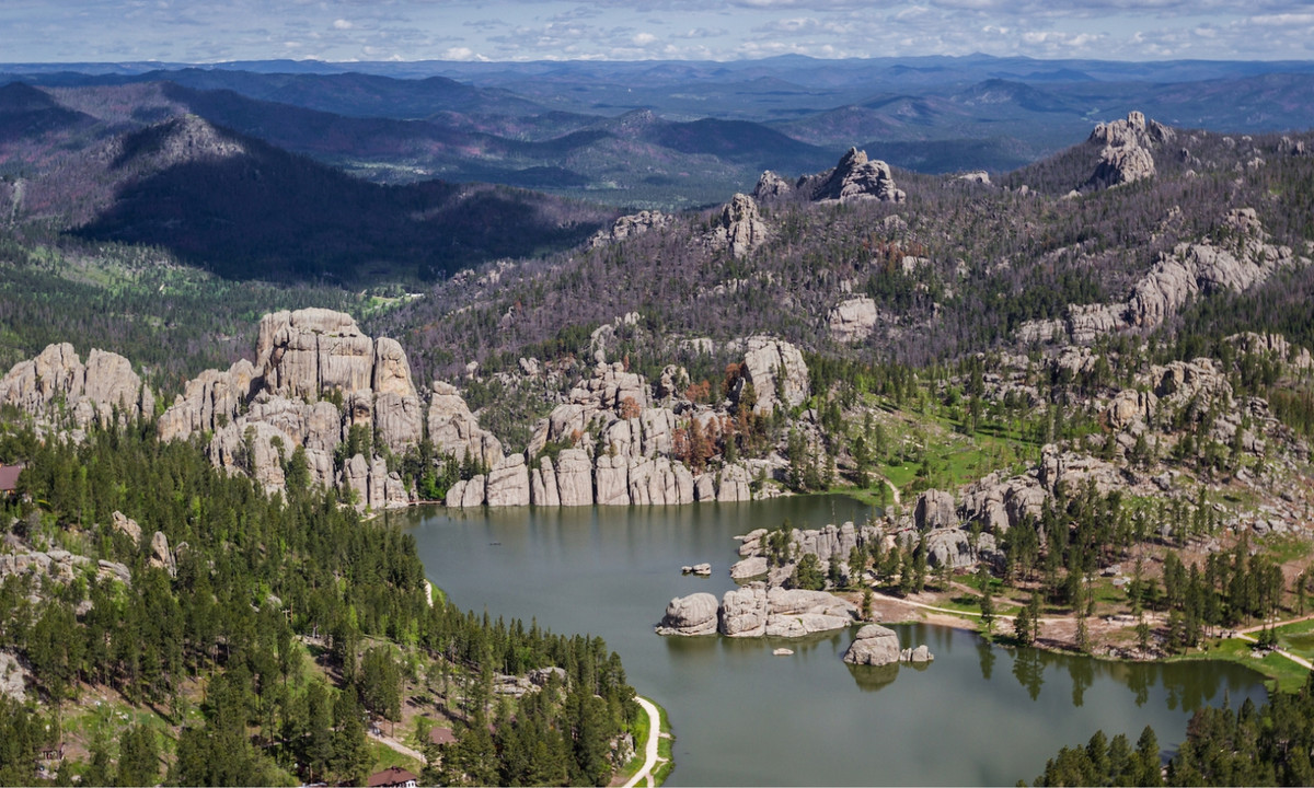 10. Black Hills (Mỹ): cái tên “Black Hills” (Đồi Đen) dùng để ám chỉ vùng rừng âm u bao phủ ngọn núi khi nhìn từ xa. Theo những người bản địa, nơi đây được coi như là “trung tâm của sự linh thiêng trên thế giới”. (Nguồn: Earth.com)