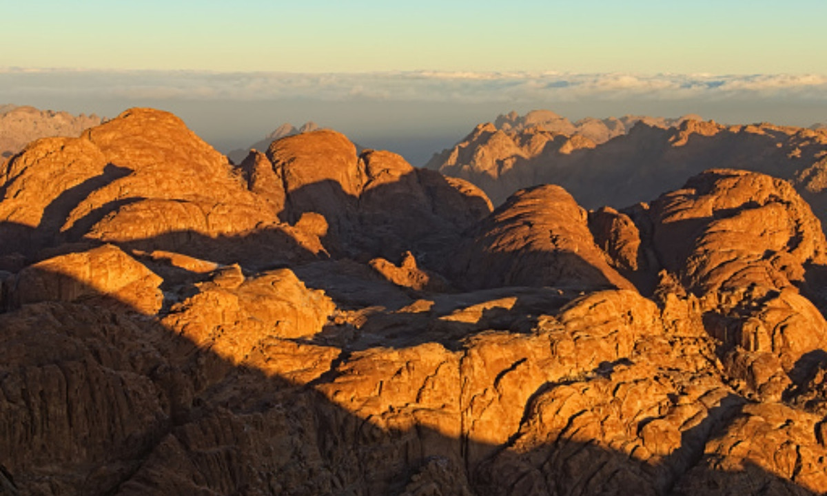 6. Núi Sinai (Ai Cập): nằm ở bán đảo Sinai nổi tiếng, ngọn núi Sinai theo Kinh Thánh là nơi mà Moses nhận 10 lời răn. Đây được xem là ngọn núi linh thiêng nhất của các tôn giác được khởi nguồn từ Abraham. (Nguồn: iStock) 
