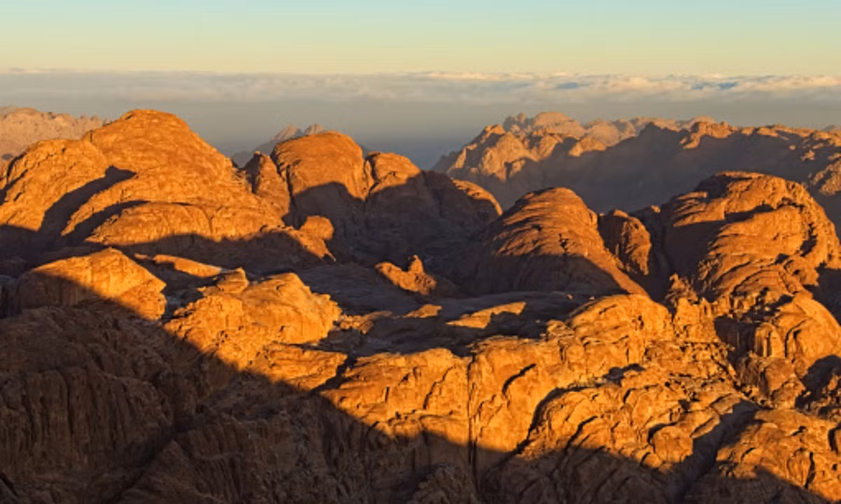 6. Núi Sinai (Ai Cập): nằm ở bán đảo Sinai nổi tiếng, ngọn núi Sinai theo Kinh Thánh là nơi mà Moses nhận 10 lời răn. Đây được xem là ngọn núi linh thiêng nhất của các tôn giác được khởi nguồn từ Abraham. (Nguồn: iStock) 