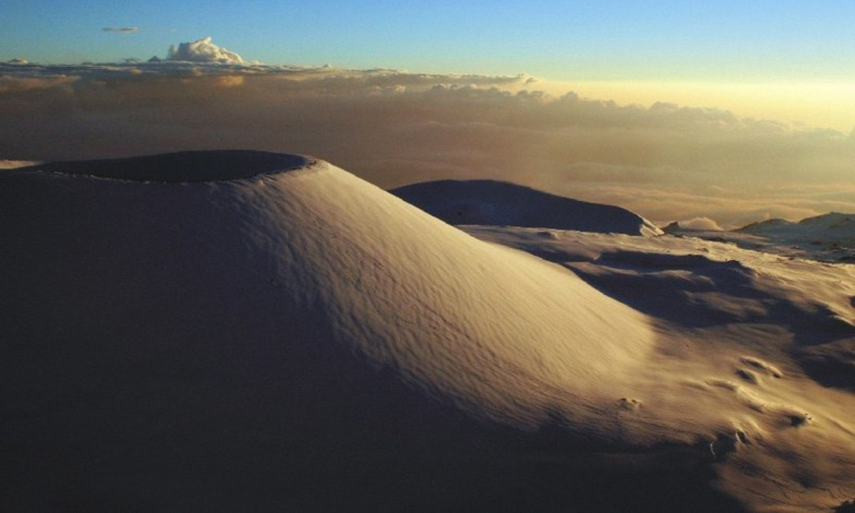 2. Núi Mauna Kea (Hawaii): cả 5 ngọn núi lửa ở Hawaii đều được người dân bản địa coi như những ngọn núi linh thiêng cần được tôn thờ và bảo vệ. Núi Mauna Kea được coi là ngọn núi cao nhất ở đây và cũng đồng thời là nơi linh thiêng nhất theo quan niệm của những người dân sinh sống ở đây. (Nguồn: Snow Forecast) 