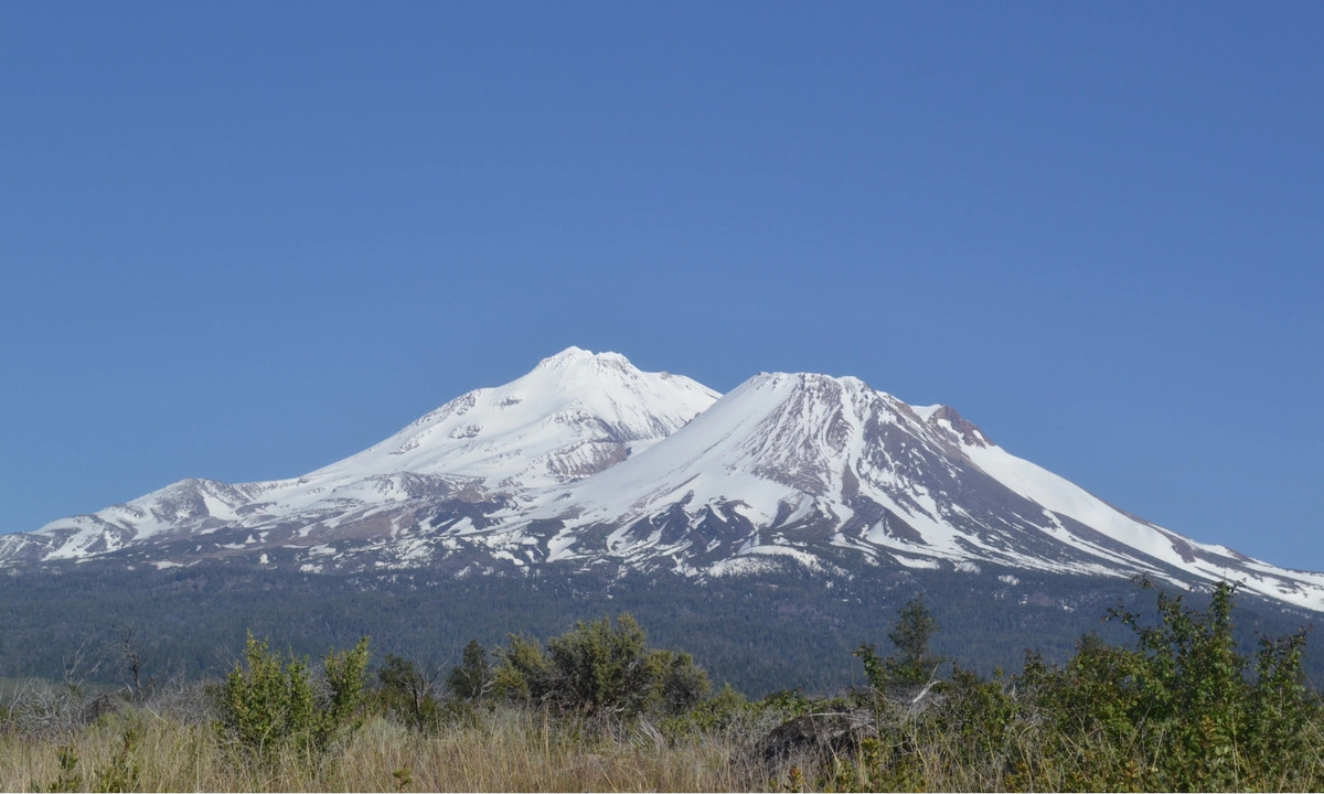 Cuộc chiến xảy ra kéo theo những dung nham phun trào ở cả 2 ngọn núi lửa này. Cuối cuộc chiến, Llao thua cuộc và ngọn núi Mazama cũng sụp đổ, tạo nên Hồ Crate nổi tiếng ngày nay. (Nguồn: Expedia)