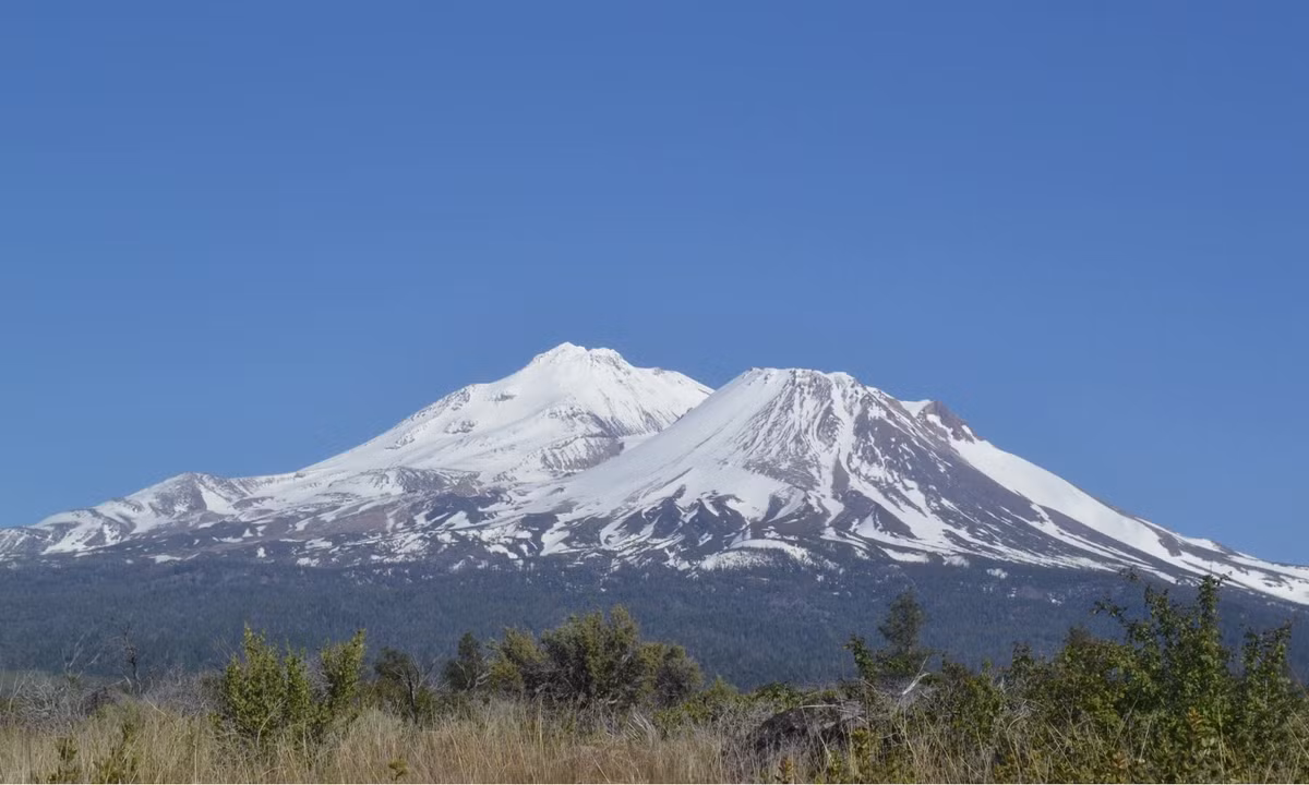Cuộc chiến xảy ra kéo theo những dung nham phun trào ở cả 2 ngọn núi lửa này. Cuối cuộc chiến, Llao thua cuộc và ngọn núi Mazama cũng sụp đổ, tạo nên Hồ Crate nổi tiếng ngày nay. (Nguồn: Expedia)