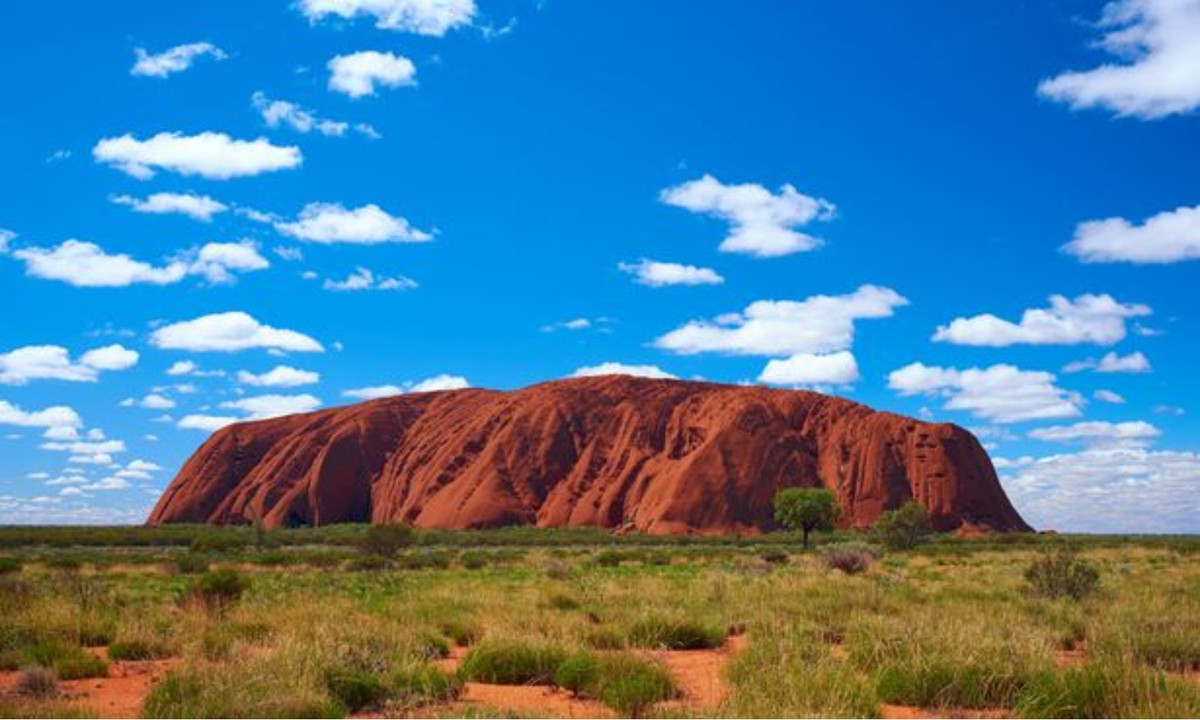 Đối với người bản địa Anangu – những người đã từng sống ở khu vực này suốt hàng nghìn năm – thì ngọn núi này là địa điểm thiêng liêng nhất trong vùng đất. (Nguồn: baotintuc.vn)