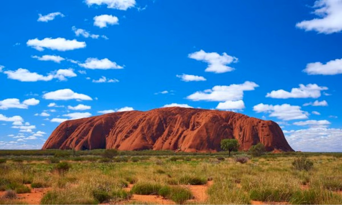 Đối với người bản địa Anangu – những người đã từng sống ở khu vực này suốt hàng nghìn năm – thì ngọn núi này là địa điểm thiêng liêng nhất trong vùng đất. (Nguồn: baotintuc.vn)