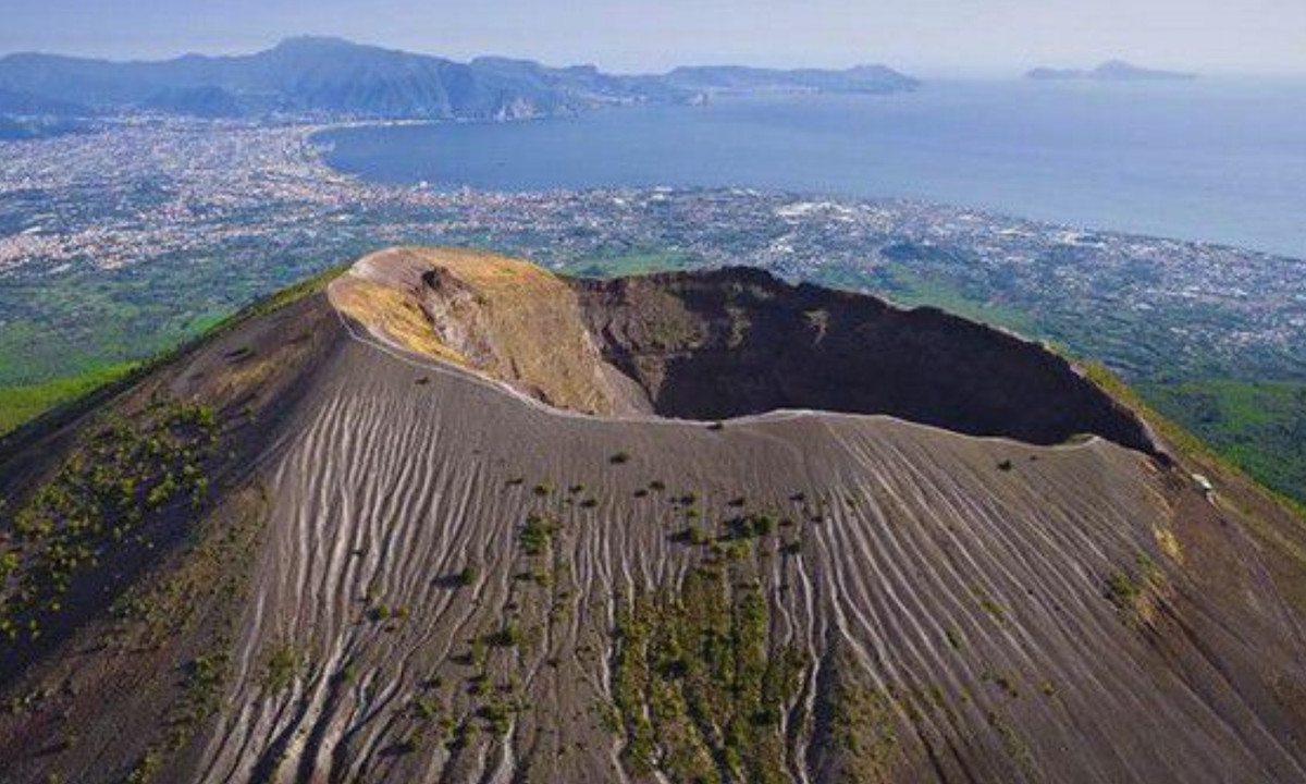 8. Núi Vesuvius (Italia): khi ngọn núi lửa Vesuvius phun trào vào năm 79 sau Công nguyên, nó được coi như có sức mạnh hủy diệt của thần Jupiter. Ảnh hưởng của ngọn núi lửa phun trào đã hủy diệt thành phố Pompeii nằm cạnh. (Nguồn: BesTour) 