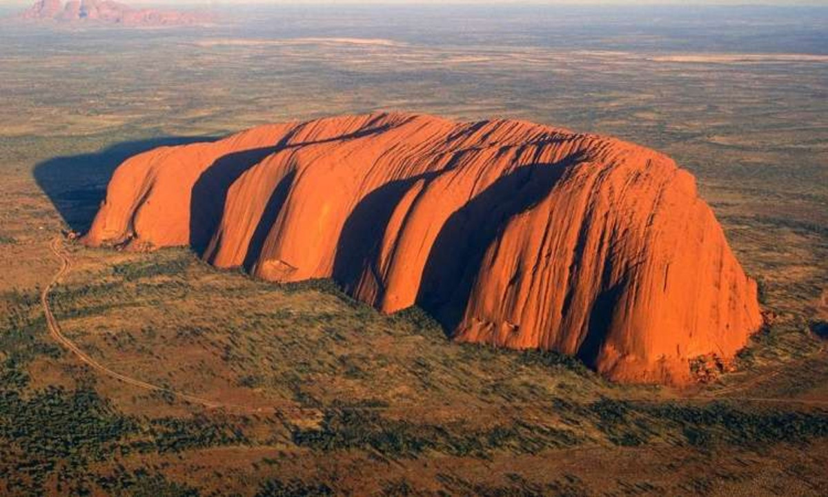 4. Núi Uluru (Australia): nằm ở trung tâm đất nước Australia, ngọn núi đá sừng sững này từng là một trong những điểm đến được yêu thích tại “đất nước chuột túi”. (Nguồn: Báo Úc)