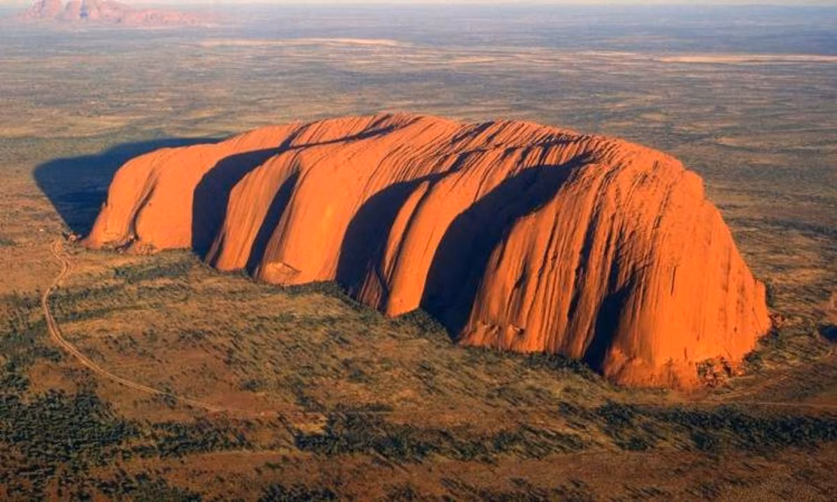 4. Núi Uluru (Australia): nằm ở trung tâm đất nước Australia, ngọn núi đá sừng sững này từng là một trong những điểm đến được yêu thích tại “đất nước chuột túi”. (Nguồn: Báo Úc)