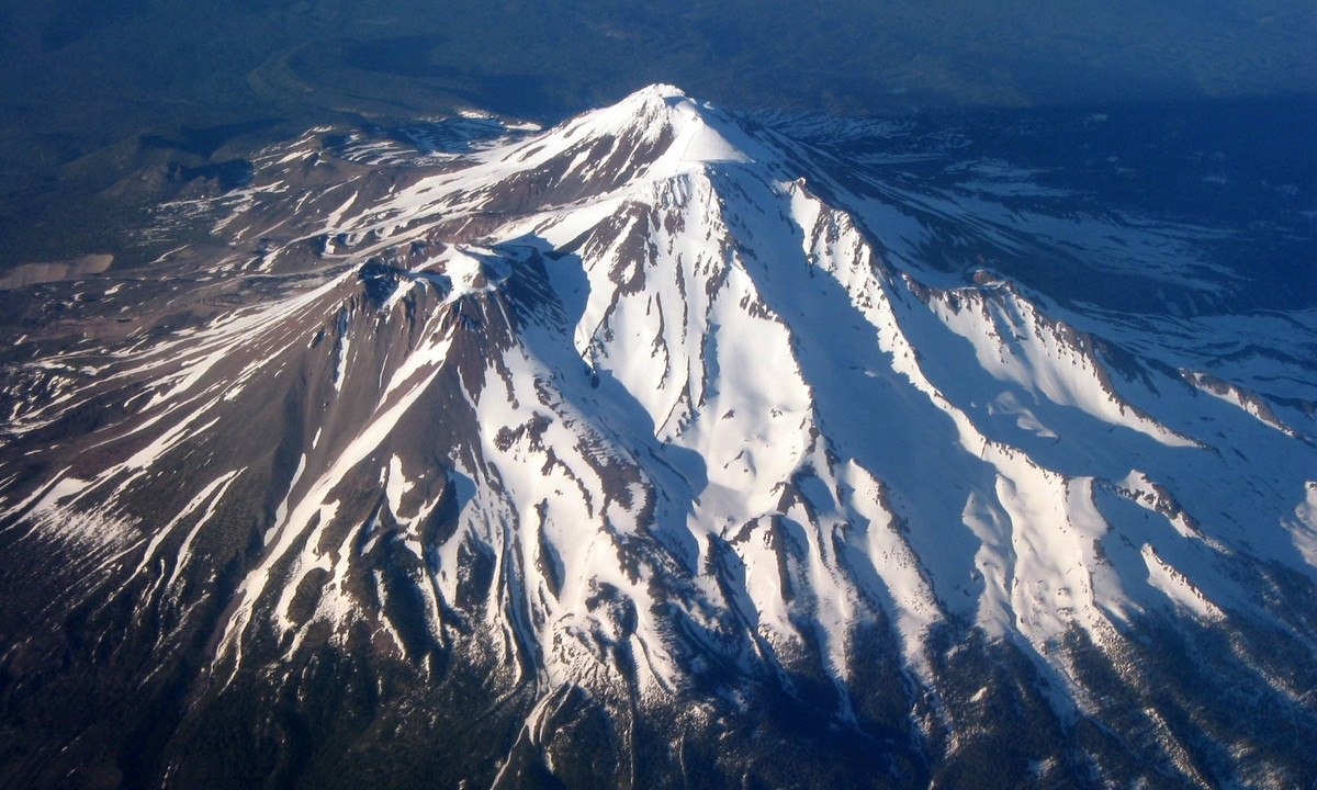 5. Núi Shasta (California, Mỹ): theo như truyền thuyết của người Klamath, ngọn núi lửa Shasta là nơi sinh sống của Skell – vị thần của thế giới. Skell từng có một cuộc chiến với Llao – vị thần của địa ngục, kẻ sinh sống ở ngọn núi Mazama. (Nguồn: Wikipedia)