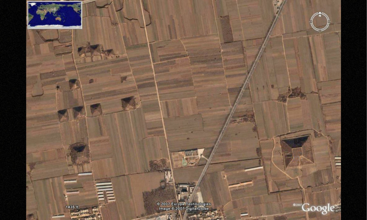 Sự tồn tại của một số ngọn đồi hình kim tự tháp ở Trung Quốc được quan tâm rộng rãi sau Thế chiến 2. Tuy nhiên, đa phần đều chú ý "kim tự tháp trắng" ở thành phố Hưng Bình, tỉnh Thiểm Tây. (Nguồn: Google Earth) 