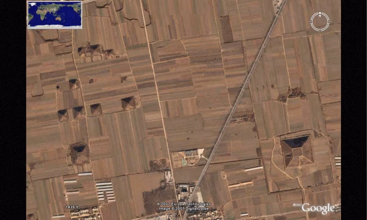 Sự tồn tại của một số ngọn đồi hình kim tự tháp ở Trung Quốc được quan tâm rộng rãi sau Thế chiến 2. Tuy nhiên, đa phần đều chú ý "kim tự tháp trắng" ở thành phố Hưng Bình, tỉnh Thiểm Tây. (Nguồn: Google Earth) 