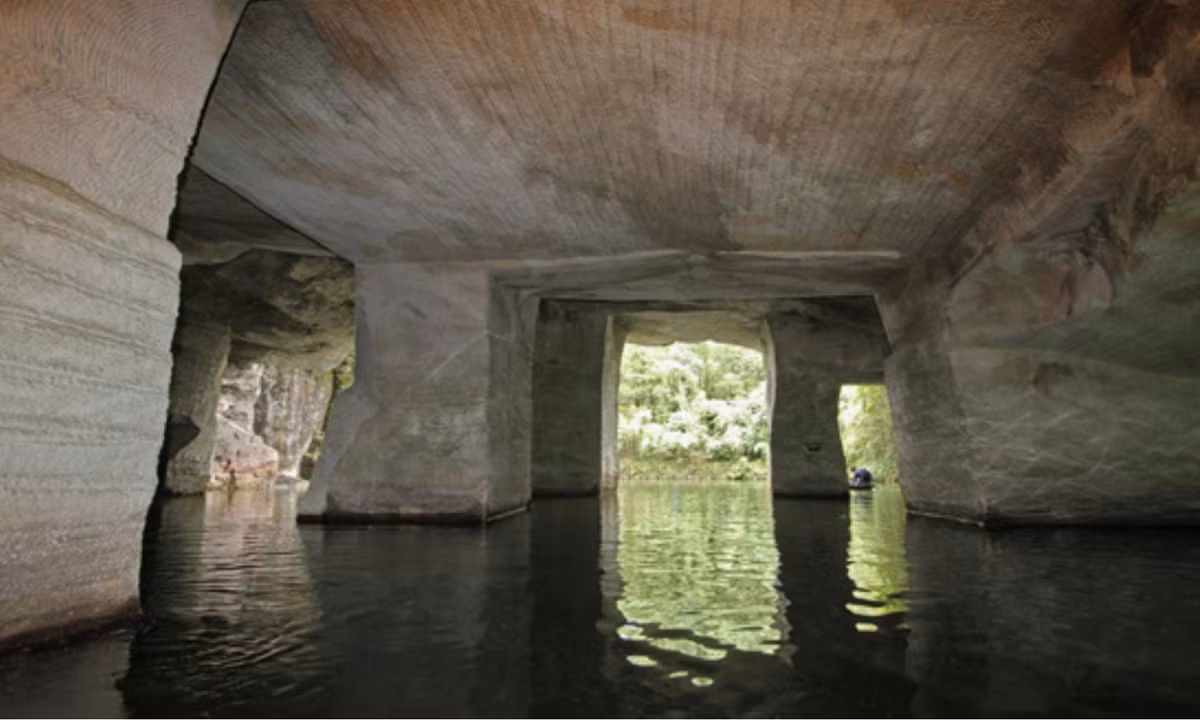 2. Bí ẩn của động Hoa Sơn: nằm ở ngoại ô quận Đồn Khê thuộc thành phố Hoàng Sơn, tỉnh An Huy, miền đông Trung Quốc, quần thể hang động Hoa Sơn là nơi gắn với nhiều truyền thuyết huyền bí. Bên trong hang động, người ta tìm thấy một cây cầu bằng đá và nhiều lối đi dẫn tới các gian khác nhau. (Nguồn: SOHU)