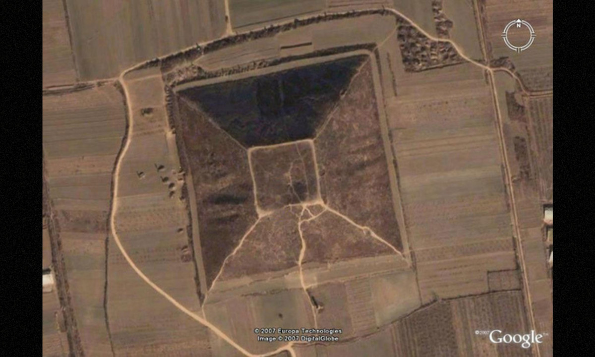 5. Kim tự tháp của Trung Quốc: nhiều năm qua, chính phủ Trung Quốc được cho đã cản trở các nghiên cứu chuyên sâu đối với nhiều kim tự tháp được tìm thấy gần thành phố Tây An, tỉnh Thiểm Tây. Các kim tự tháp này được cho có niên đại hơn 8.000 năm và một trong số đó có thể có kích thước lớn hơn cả đại kim tự tháp Giza ở Ai Cập. (Nguồn: Google Earth)