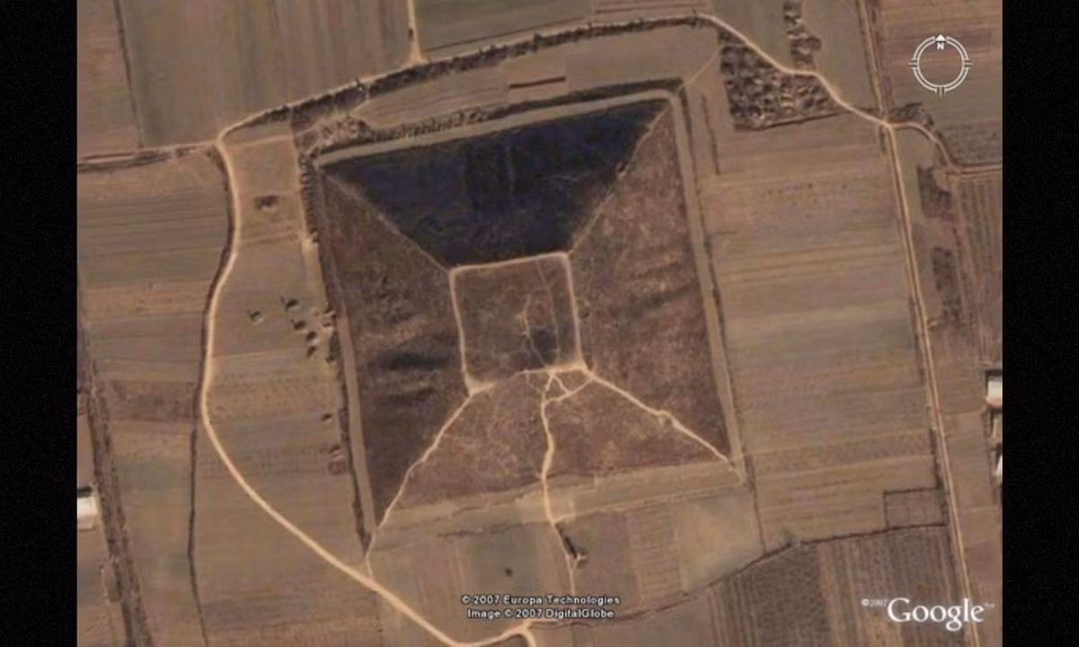 5. Kim tự tháp của Trung Quốc: nhiều năm qua, chính phủ Trung Quốc được cho đã cản trở các nghiên cứu chuyên sâu đối với nhiều kim tự tháp được tìm thấy gần thành phố Tây An, tỉnh Thiểm Tây. Các kim tự tháp này được cho có niên đại hơn 8.000 năm và một trong số đó có thể có kích thước lớn hơn cả đại kim tự tháp Giza ở Ai Cập. (Nguồn: Google Earth)