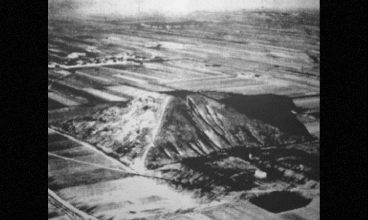 Một số chuyên gia cho rằng "kim tự tháp trắng" trên thật ra là mậu lăng, nơi chôn cất Hán Vũ đế (156-87 TCN). Nhiều năm qua, cũng xuất hiện các báo cáo về khoảng 100 ngọn đồi kim tự tháp nằm rải rác ở Thiểm Tây. Tuy nhiên, cho đến nay, người ta vẫn chưa thể xác minh ai đã xây lên những kim tự tháp bí ẩn này. (Nguồn: New York Times)