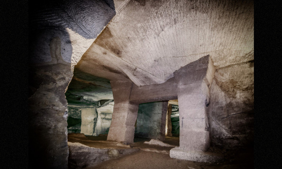 Các ghi chép lịch sử không giải thích tại sao người cổ đại đào hang Hoa Sơn, nhưng một số người cho rằng đây có thể là những gì sót lại sau khi người cổ đại khai thác đá để xây dựng một thị trấn gần đó, hoặc cũng có thể là mộ hoàng tộc bị lãng quên. (Nguồn: SOHU)