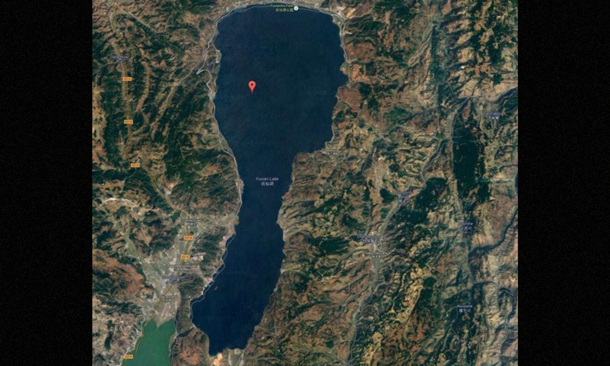 Năm 2001, nhóm khảo cổ Trung Quốc phát hiện các công trình bằng đá bên dưới hồ, bao phủ một khu vực xấp xỉ 2,4-2,7 km2. Trong cụm kiến trúc cổ được tìm thấy, có một công trình hình kim tự tháp cao hơn 20 mét. Lí do nền văn minh cổ này lại kết thúc số phận bên dưới đáy hồ vẫn là một bí ẩn. (Google Maps)