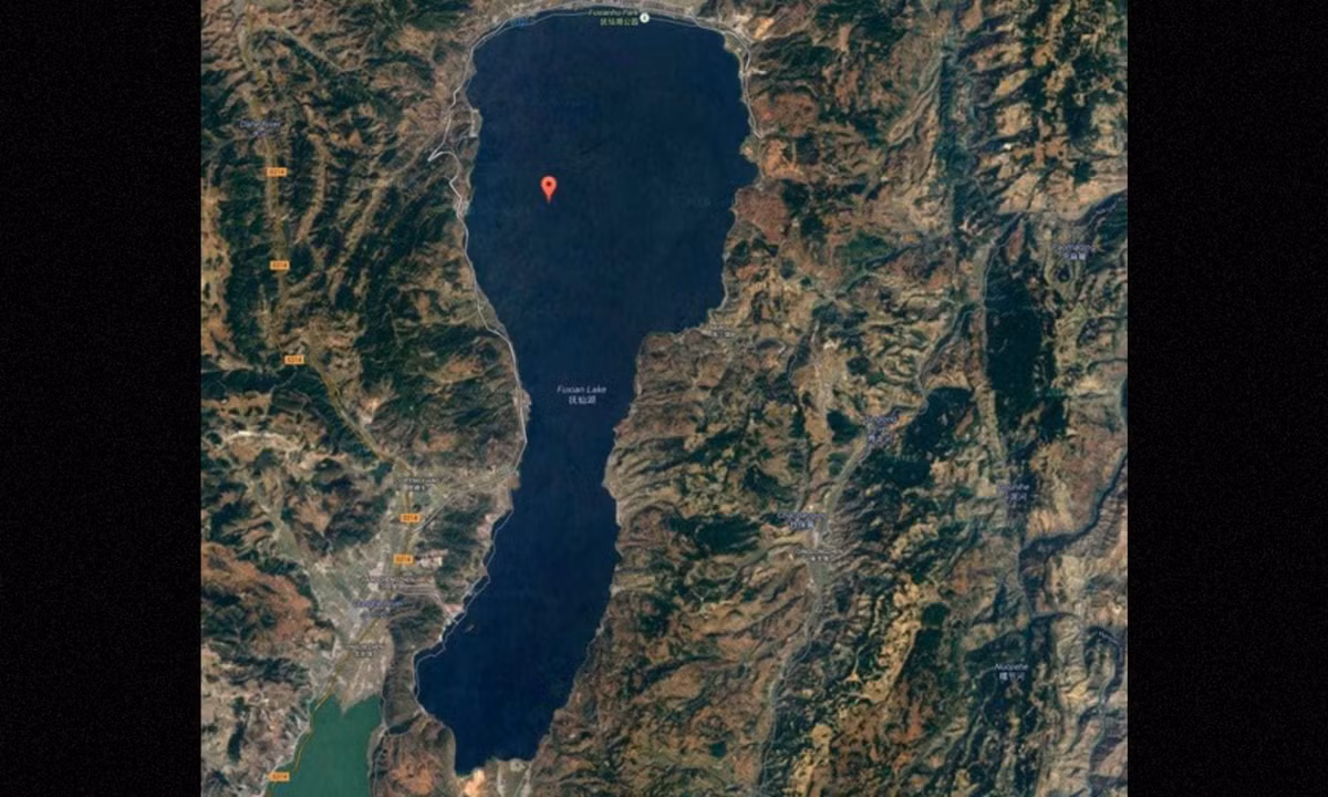 Năm 2001, nhóm khảo cổ Trung Quốc phát hiện các công trình bằng đá bên dưới hồ, bao phủ một khu vực xấp xỉ 2,4-2,7 km2. Trong cụm kiến trúc cổ được tìm thấy, có một công trình hình kim tự tháp cao hơn 20 mét. Lí do nền văn minh cổ này lại kết thúc số phận bên dưới đáy hồ vẫn là một bí ẩn. (Google Maps)