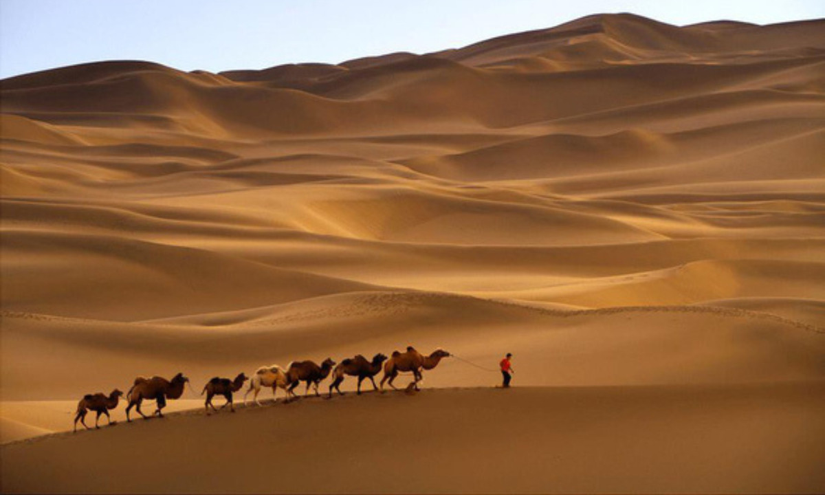 4. Thế giới cổ đại dưới sa mạc Taklamakan: người xưa quan niệm rằng một khi đi vào sa mạc Taklamakan, không có thứ gì có thể thoát ra được. Đây là sa mạc lớn nhất ở Trung Quốc và cũng được xem là sa mạc cát chảy lớn thứ hai thế giới. (Nguồn: Far West China)