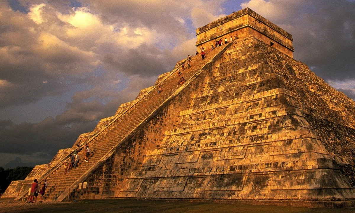 Đồng thời cũng dự đoán ngày sinh và ngày mất của Hitler, và thế giới sẽ xảy ra hai cuộc chiến tranh thế giới. Ngay cả thời điểm nền văn minh của họ kết thúc cũng được họ dự đoán trước. (Nguồn: Duyên Dáng Việt Nam)