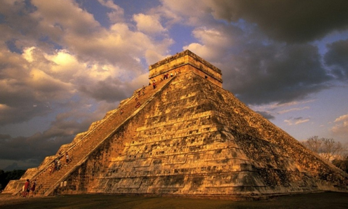 Trên thực tế, các nhà khoa học đã phát hiện ra cách lưu trữ nước của người Maya rất giống với hiện nay. Họ sẽ xây các bể chứa nước (Chultunes) và trát thạch cao lên các bức tường bên trong để thu nước mưa, hoặc xây các bể chứa (Aguadas) và đặt các mương dẫn nước. Một số mương thu nước này có thể dài hàng trăm mét. (Nguồn: Baoquocte.vn)