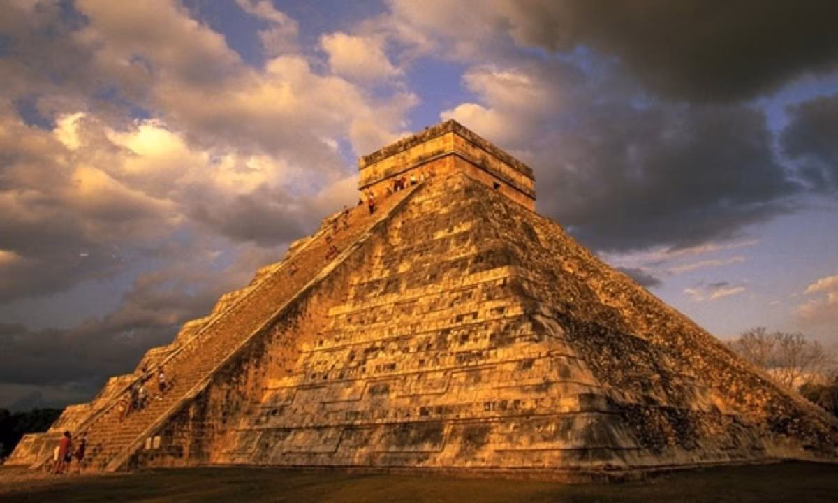 Trên thực tế, các nhà khoa học đã phát hiện ra cách lưu trữ nước của người Maya rất giống với hiện nay. Họ sẽ xây các bể chứa nước (Chultunes) và trát thạch cao lên các bức tường bên trong để thu nước mưa, hoặc xây các bể chứa (Aguadas) và đặt các mương dẫn nước. Một số mương thu nước này có thể dài hàng trăm mét. (Nguồn: Baoquocte.vn)