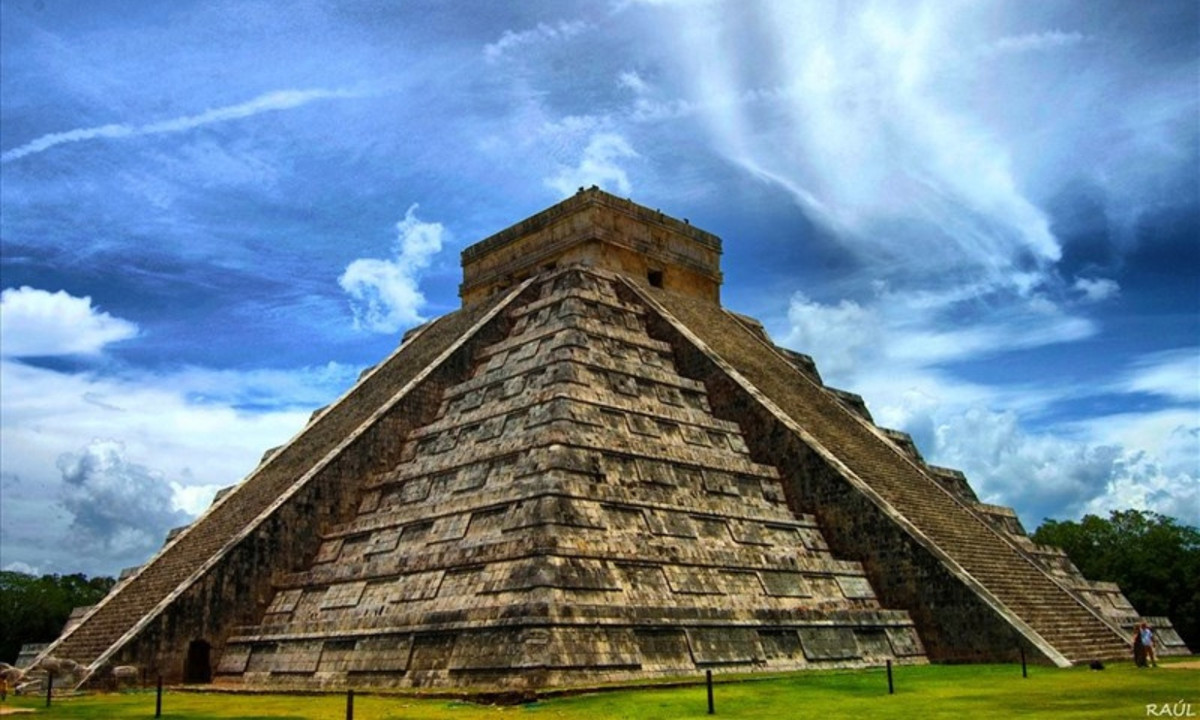 Người Maya là một nhánh của thổ dân da đỏ cổ đại, nền văn minh Maya hình thành từ khoảng 2500 năm TCN, sau đó phát triển thành một trong ba nền văn minh cổ đại ở châu Mỹ. Người Maya đã tạo ra chữ tượng hình vào đầu Công nguyên, nó trở thành một trong năm chữ viết đầu tiên trên thế giới. Chữ viết của người Maya phức tạp hơn chữ viết hiện tại. (Nguồn: Báo Lao Động)