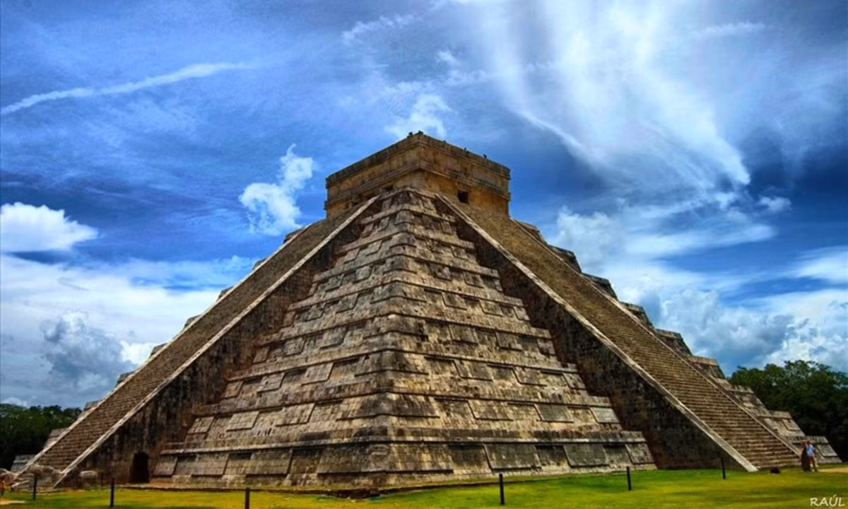 Người Maya là một nhánh của thổ dân da đỏ cổ đại, nền văn minh Maya hình thành từ khoảng 2500 năm TCN, sau đó phát triển thành một trong ba nền văn minh cổ đại ở châu Mỹ. Người Maya đã tạo ra chữ tượng hình vào đầu Công nguyên, nó trở thành một trong năm chữ viết đầu tiên trên thế giới. Chữ viết của người Maya phức tạp hơn chữ viết hiện tại. (Nguồn: Báo Lao Động)