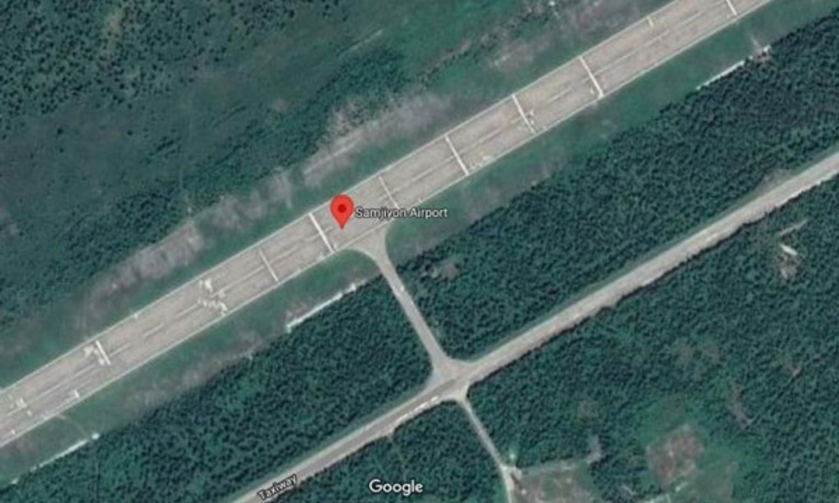 5. Sân bay ở Bắc Triều Tiên: trên Google Maps, sân bay ở tỉnh Samjiyon, Bắc Triều Tiên đã được che phủ bởi một lớp màu xám để che giấu các vật thể hàng không quan trọng. (Nguồn: KhoaHoc.tv)