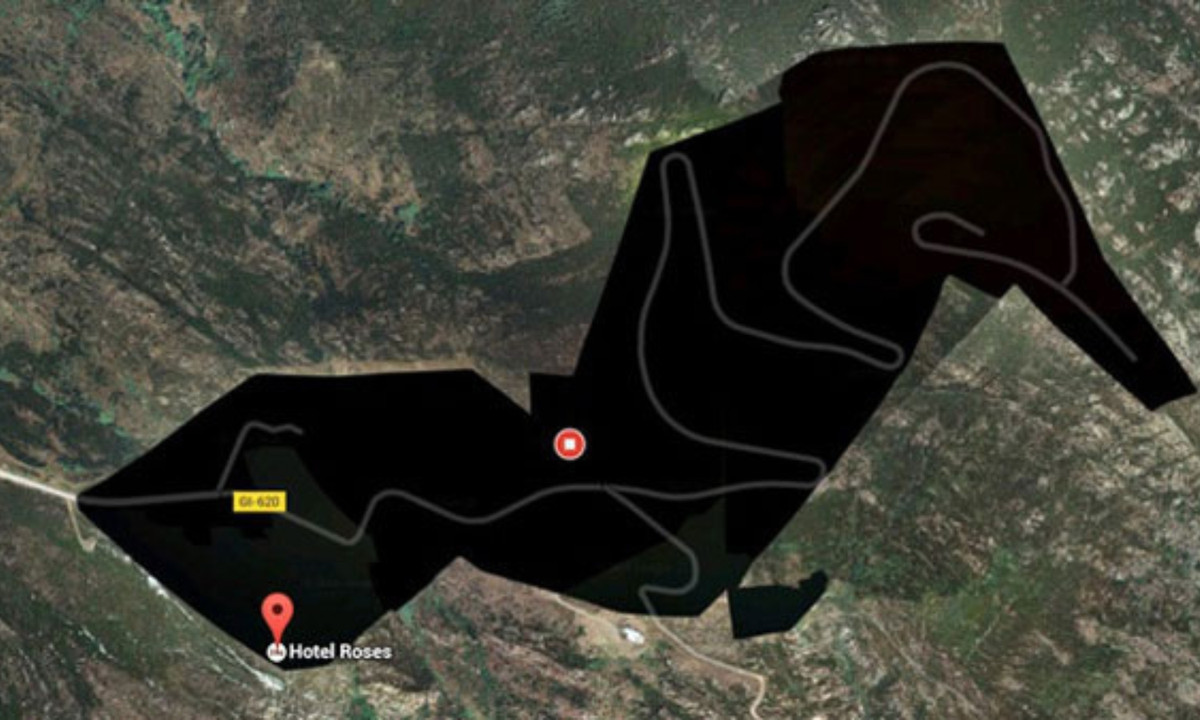 8. Tỉnh Girona, Tây Ban Nha: khối màu đen là một khách sạn mang tên Roses. Nhiều đồn đoán cho rằng, khách sạn này chính là một khu nghỉ dưỡng của giới nhà giàu, người nổi tiếng. Vì vậy, đã có sự can thiệp để nó bị che đi, tránh ánh mắt tò mò của người ngoài. (Nguồn: vtv.vn)