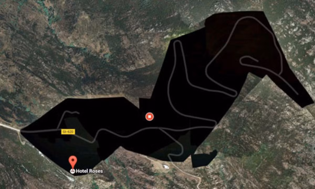 8. Tỉnh Girona, Tây Ban Nha: khối màu đen là một khách sạn mang tên Roses. Nhiều đồn đoán cho rằng, khách sạn này chính là một khu nghỉ dưỡng của giới nhà giàu, người nổi tiếng. Vì vậy, đã có sự can thiệp để nó bị che đi, tránh ánh mắt tò mò của người ngoài. (Nguồn: vtv.vn)