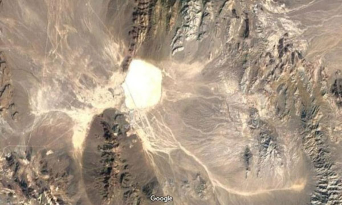 3. Khu 51 ở Nevada, Mỹ: nổi tiếng thế giới cũng được tô trắng trên bản đồ Google Maps. Nhiều tin đồn cho rằng, khu 51 là nơi tiến hành nghiên cứu các dạng sống ngoài hành tinh. (Nguồn: KhoaHoc.tv)