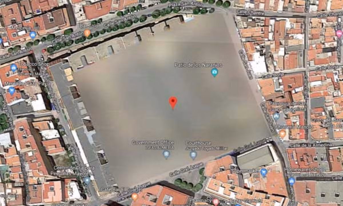 10. Patio de los Naranjos (Tây Ban Nha): Google đã làm mờ hoàn toàn một khuôn viên khá vuông vức có tên Patio de los Naranjos. Theo thông tin nhiều người đồn đoán thì khu vực này liên quan tới các công trình đang xây dựng cho mục đích quan trọng nào đó của chính phủ. (Nguồn: KhoaHoc.tv)