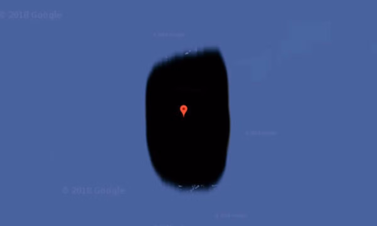 7. Đảo Jeannette (Nga): Đảo Jeannette khá nhỏ, với chiều dài chỉ đạt khoảng gần 2km, nằm ở phía Đông biển Siberia. Nhiều ý kiến cho rằng, hòn đảo này bị bôi đen là do khu vực này vẫn đang xảy ra tranh chấp chủ quyền giữa Nga và Mỹ. (Nguồn: baomoi.com)