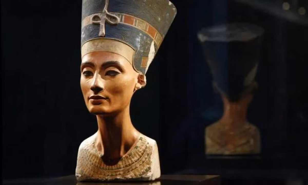 Một bức tượng bán thân được tìm thấy 1912, đã khắc ghi vẻ đẹp khả ái của bà với chiếc vương miện màu xanh độc đáo, chiếc cổ cao kiêu hãnh cùng nụ cười bí ẩn trên đôi môi đỏ thắm. (Nguồn: Dân trí) 