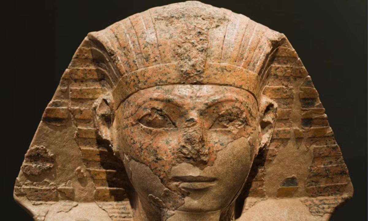 Bà là con gái của Pharaoh Amenemhat III. Sobekneferu là người trị vì cuối cùng của triều đại Trung Vương quốc. Sobekneferu xây dựng các công trình tại Herakleopolis Magna và tiếp tục xây dựng tổ hợp tang lễ của Amenemhat III. (Nguồn: Miguel Cabezón / Shutterstock) 