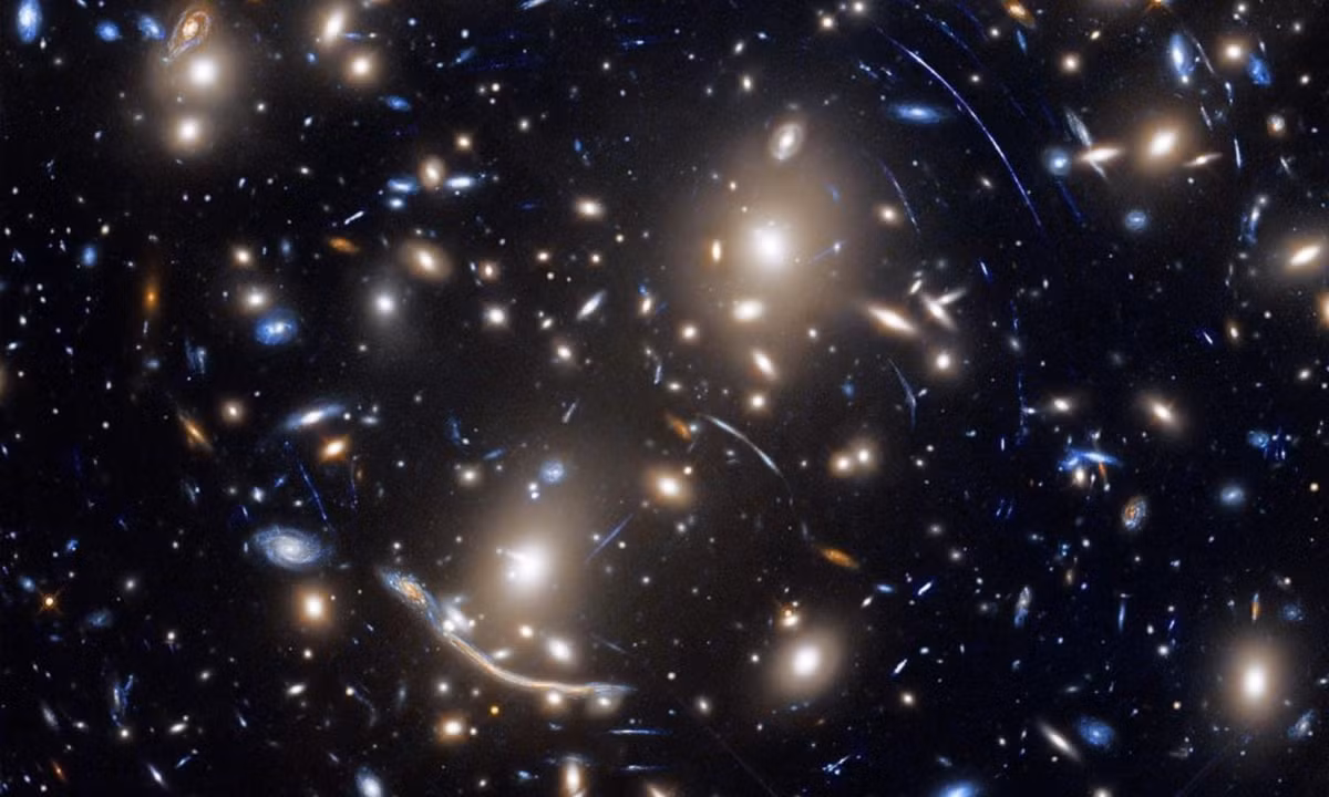 3. Vật chất tối: Vật chất tối vẫn còn là một bí ẩn vũ trụ, nhưng chúng ta vẫn có thể dựa vào nó để giải thích cho một vài hiện tượng trong không gian chưa có lời giải đáp. Các nhà nghiên cứu vũ trụ tin rằng Vật chất tối chiếm tới 27% trong thành phần cấu tạo nên vũ trụ. (Nguồn: Vật Lý)